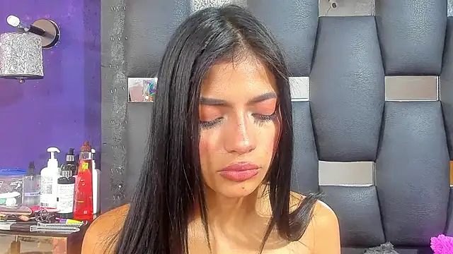 Snapshot of EMYCLARK01 chatting on January 17, 4:06 am EMYCLARK01 online show from January 17, 4:06 am