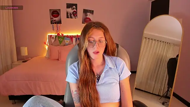 Snapshot of Emily_Warren_ chatting on June 24, 8:19 pm Emily Warren online show from June 24, 8:19 pm