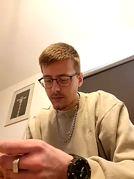 Snapshot of luckyluuk25 chatting on March 6, 10:39 pm luckyluuk25 online show from March 6, 10:39 pm