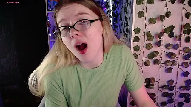 Snapshot of Strawberry_juli chatting on March 12, 10:05 am Strawberry juli online show from March 12, 10:05 am