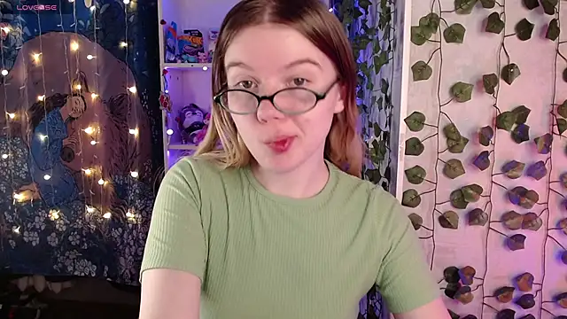 Snapshot of Strawberry_juli chatting on March 19, 2:27 am Strawberry juli online show from March 19, 2:27 am