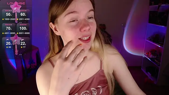 Snapshot of Strawberry_juli chatting on September 22, 7:43 am Strawberry juli online show from September 22, 7:43 am