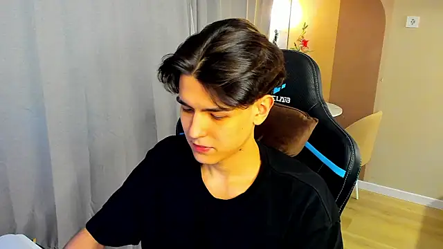 Snapshot of TravisRevas chatting on December 19, 5:20 pm TravisRevas online show from December 19, 5:20 pm