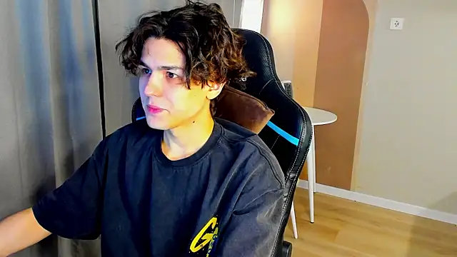 Snapshot of TravisRevas chatting on February 28, 3:51 am TravisRevas online show from February 28, 3:51 am