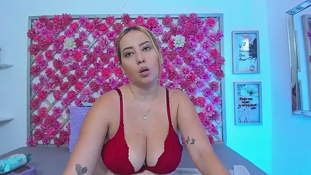 Snapshot of emmyrouse_ chatting on May 13, 7:33 pm emmyrouse online show from May 13, 7:33 pm
