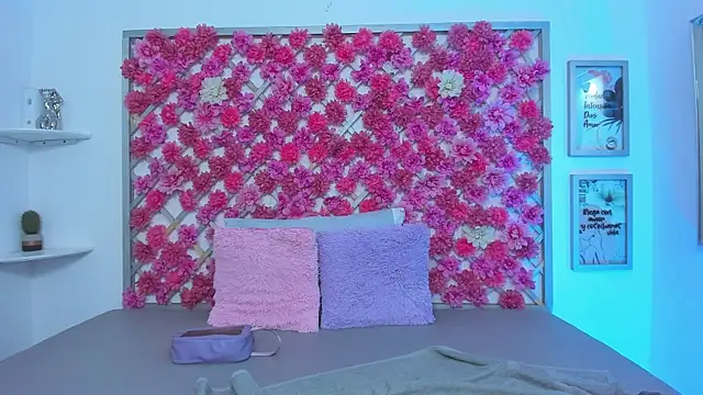 Snapshot of emmyrouse_ chatting on May 27, 7:44 pm emmyrouse online show from May 27, 7:44 pm