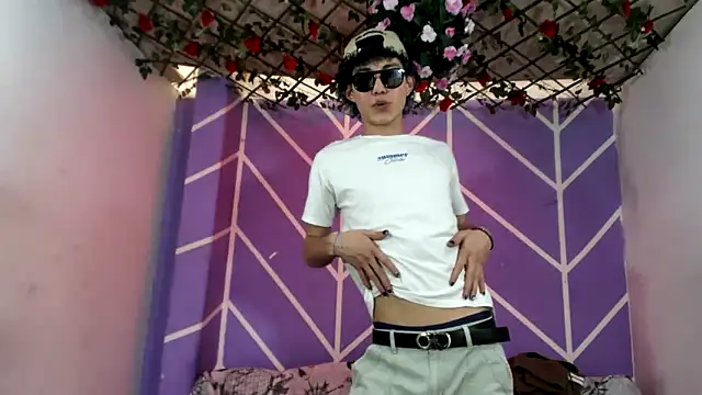 Snapshot of Maxxi_hot23 chatting on September 19, 8:09 pm Maxxi hot23 online show from September 19, 8:09 pm