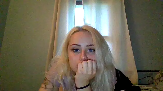 Snapshot of sluttypumpkin chatting on June 9, 10:49 am sluttypumpkin online show from June 9, 10:49 am