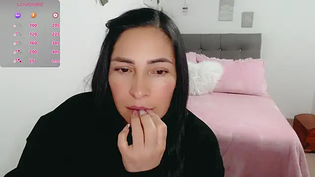 luna lgomez  online show from March 7, 1:35 am