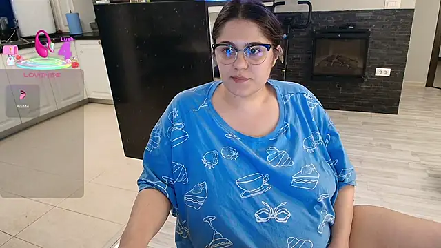 Snapshot of Layla- chatting on April 19, 1:54 pm Layla- online show from April 19, 1:54 pm