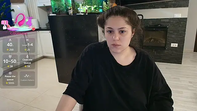 Snapshot of Layla- chatting on April 23, 9:41 am Layla- online show from April 23, 9:41 am