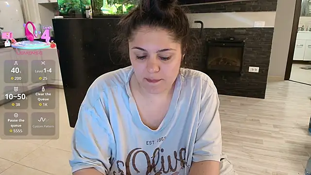 Snapshot of Layla- chatting on April 26, 10:24 am Layla- online show from April 26, 10:24 am