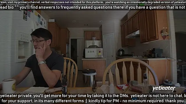 Snapshot of yetieater chatting on December 12, 5:59 pm yetieater online show from December 12, 5:59 pm