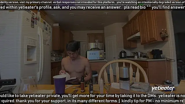 Snapshot of yetieater chatting on December 17, 10:32 pm yetieater online show from December 17, 10:32 pm