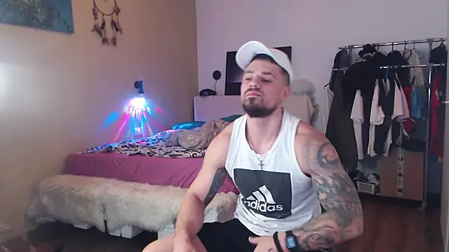 Snapshot of Tiberius_hunk chatting on February 2, 4:33 am Tiberius hunk online show from February 2, 4:33 am