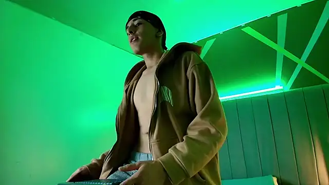 Snapshot of Andrew_Wolff chatting on October 29, 2:25 am Andrew Wolff online show from October 29, 2:25 am