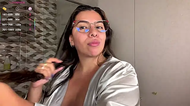Snapshot of emilyy_cooperr chatting on April 22, 12:50 pm emilyy cooperr online show from April 22, 12:50 pm