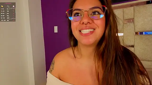 Snapshot of emilyy_cooperr chatting on April 25, 1:41 pm emilyy cooperr online show from April 25, 1:41 pm