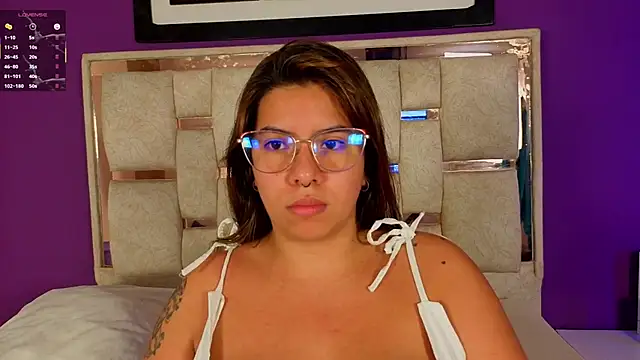 Snapshot of emilyy_cooperr chatting on May 1, 12:10 pm emilyy cooperr online show from May 1, 12:10 pm