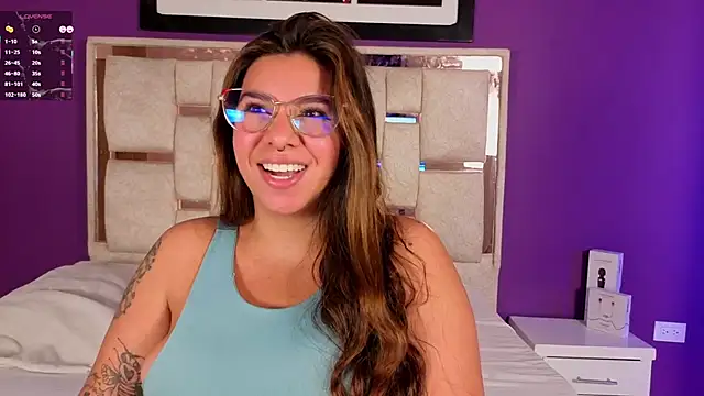Snapshot of emilyy_cooperr chatting on May 4, 12:12 pm emilyy cooperr online show from May 4, 12:12 pm