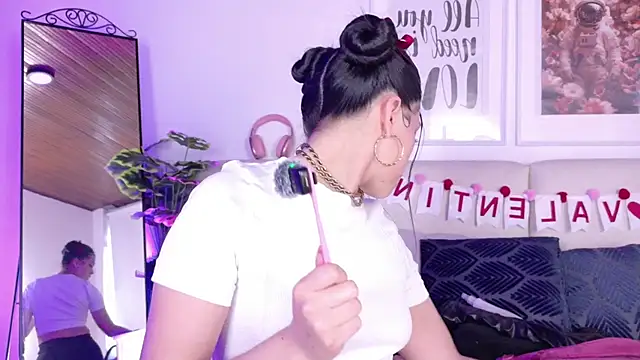 SaritaBratz online show from February 12, 9:10 pm