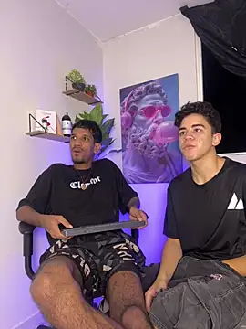 Snapshot of Miguel_bigcock chatting on February 13, 1:45 am Miguel bigcock online show from February 13, 1:45 am