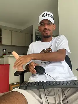 Snapshot of Miguel_bigcock chatting on February 19, 3:19 pm Miguel bigcock online show from February 19, 3:19 pm