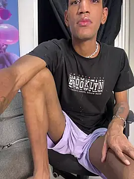 Snapshot of Miguel_bigcock chatting on April 14, 1:33 am Miguel bigcock online show from April 14, 1:33 am