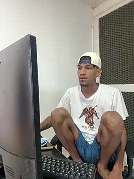 Snapshot of Miguel_bigcock chatting on May 16, 2:05 pm Miguel bigcock online show from May 16, 2:05 pm