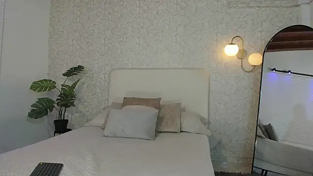 Snapshot of alanarouge chatting on May 17, 12:01 pm alanarouge online show from May 17, 12:01 pm