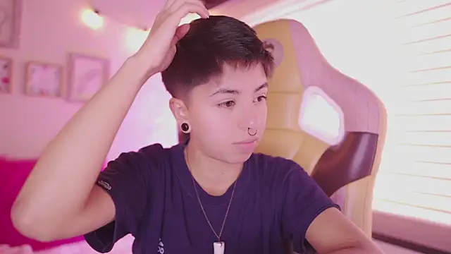 tommy blue online show from April 7, 2:17 pm