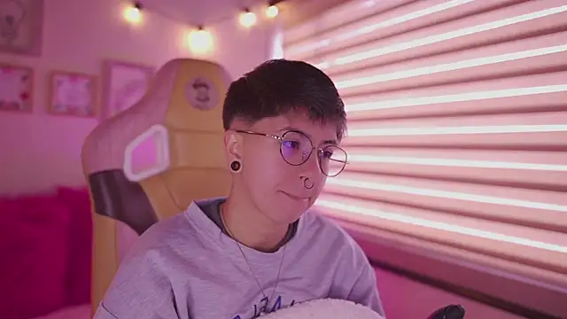 tommy blue online show from April 13, 12:32 pm