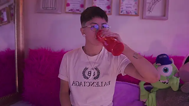 Snapshot of tommy_blue chatting on June 17, 1:23 pm tommy blue online show from June 17, 1:23 pm