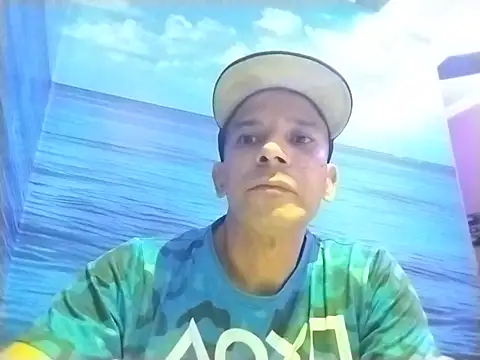 Snapshot of karlossan24 chatting on August 2, 3:49 am karlossan24 online show from August 2, 3:49 am