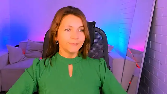 Snapshot of NicoleHitman chatting on November 6, 5:19 am NicoleHitman online show from November 6, 5:19 am