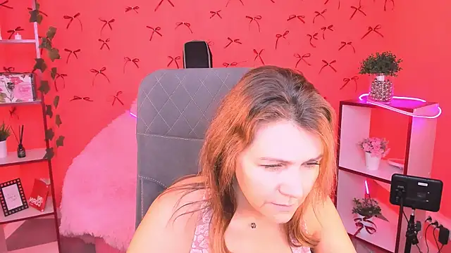 Snapshot of NicoleHitman chatting on November 18, 9:14 am NicoleHitman online show from November 18, 9:14 am