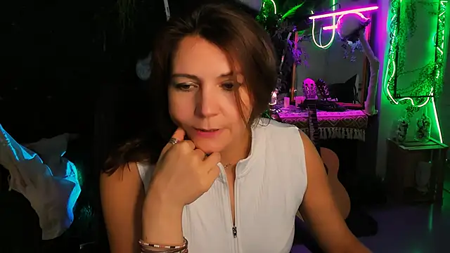 Snapshot of NicoleHitman chatting on November 26, 9:32 am NicoleHitman online show from November 26, 9:32 am