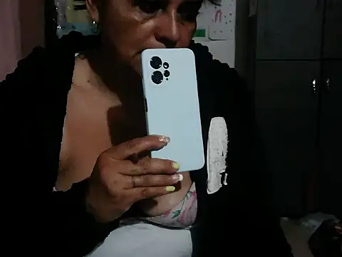 Snapshot of BiancaSteel chatting on July 2, 11:44 pm BiancaSteel online show from July 2, 11:44 pm