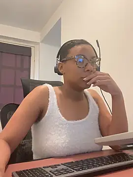 Snapshot of Melia_Rayne chatting on April 21, 9:37 am Melia Rayne online show from April 21, 9:37 am