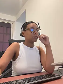 Snapshot of Melia_Rayne chatting on April 22, 9:11 am Melia Rayne online show from April 22, 9:11 am