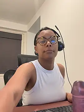 Snapshot of Melia_Rayne chatting on May 5, 9:39 am Melia Rayne online show from May 5, 9:39 am