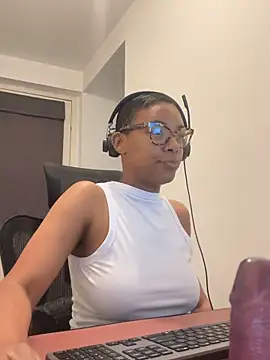 Snapshot of Melia_Rayne chatting on May 18, 9:37 am Melia Rayne online show from May 18, 9:37 am
