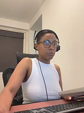 Snapshot of Melia_Rayne chatting on May 19, 10:32 am Melia Rayne online show from May 19, 10:32 am