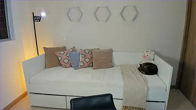 ValentinaMilann online show from March 21, 1:54 am