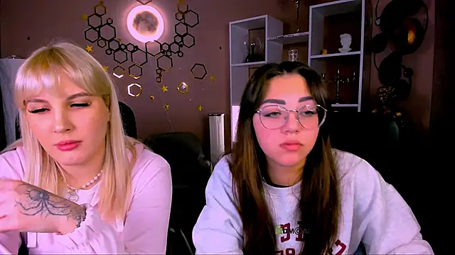 Snapshot of kiki_swan chatting on February 6, 7:02 am kiki swan online show from February 6, 7:02 am