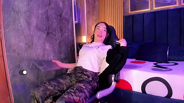 Small Hot19 online show from April 17, 10:18 am