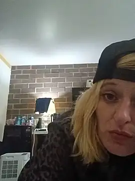 Snapshot of KITTYBOOBOOFUXX chatting on July 20, 7:00 am KITTYBOOBOOFUXX online show from July 20, 7:00 am