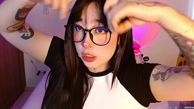 Oliviargf online show from March 27, 1:11 pm