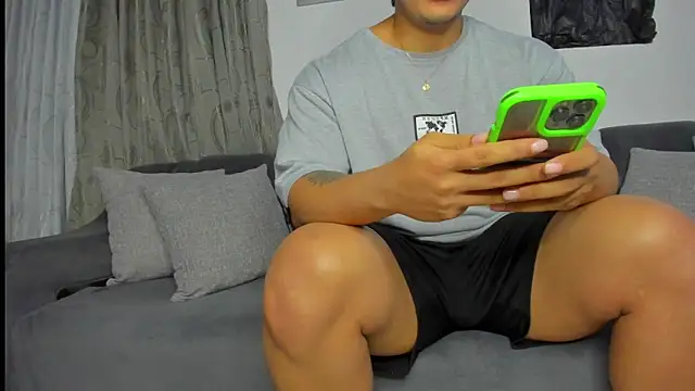 Snapshot of boys_blackandwhite chatting on May 19, 10:49 pm boys blackandwhite online show from May 19, 10:49 pm