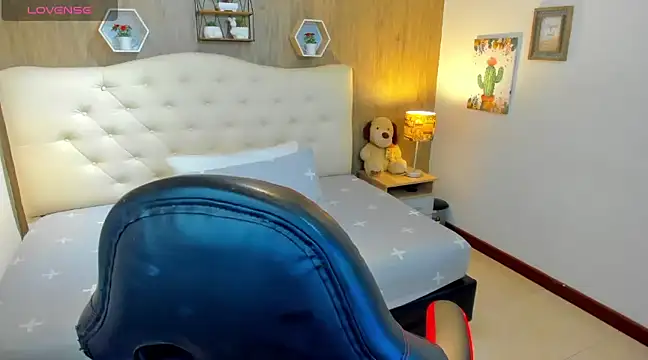  LiilyWong online show from March 22, 5:39 am